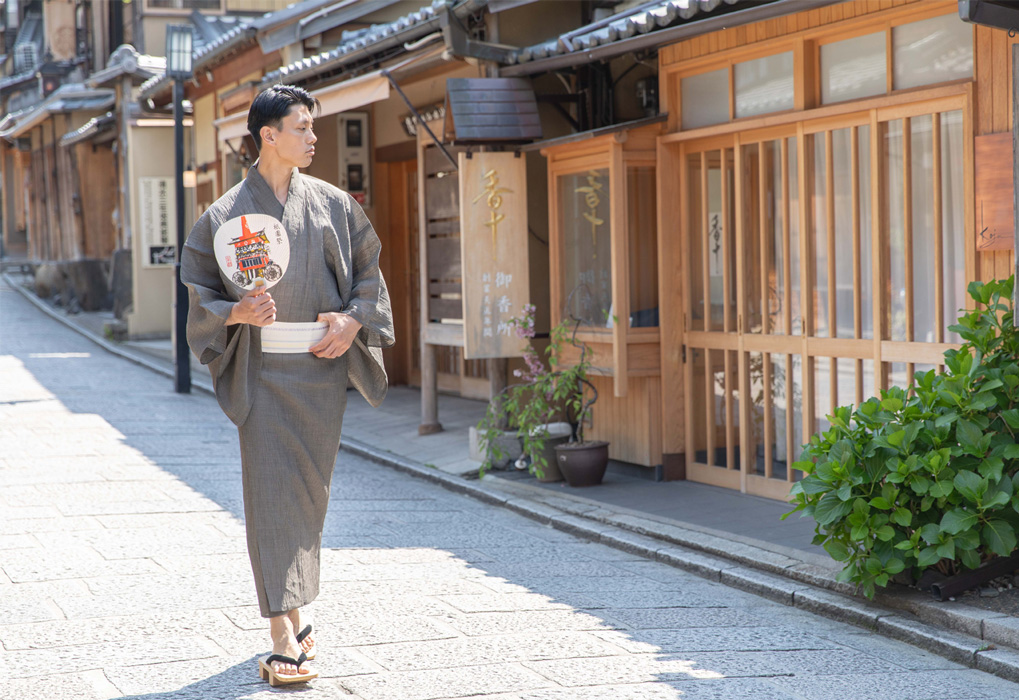 素足で履くと気持ちがいい！鎌倉彫り下駄は見た目にも粋です♪