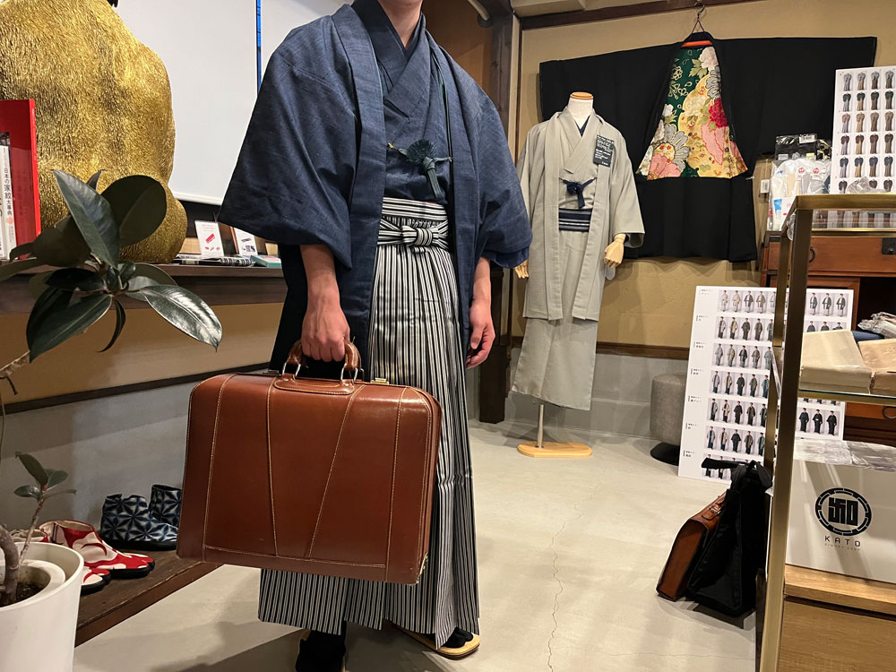 男着物には使い込んだ革のカバンがよく似合います