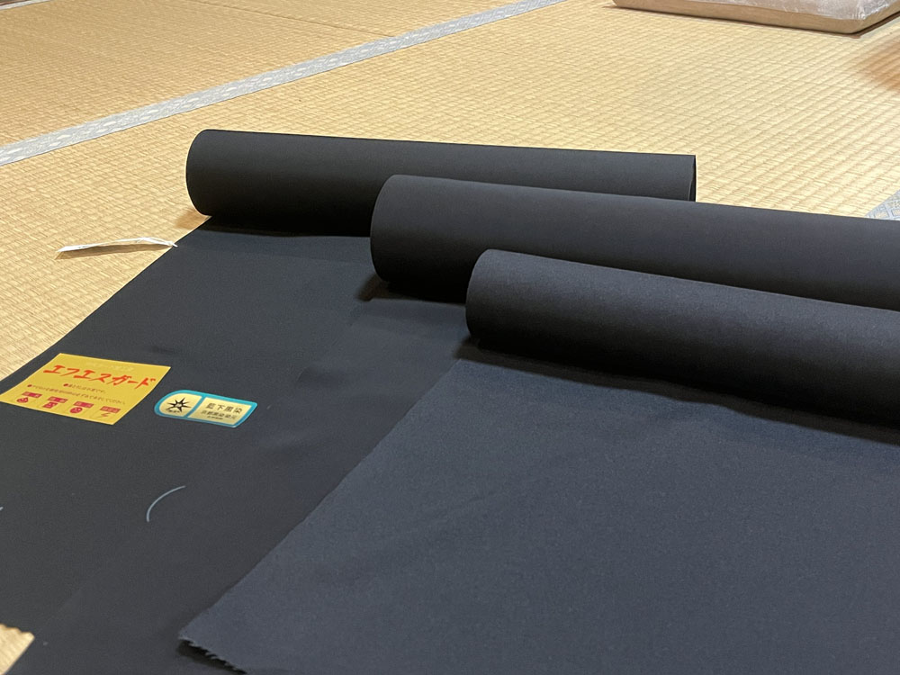 男着物の加藤商店で取り扱っている黒紋付の羽二重生地