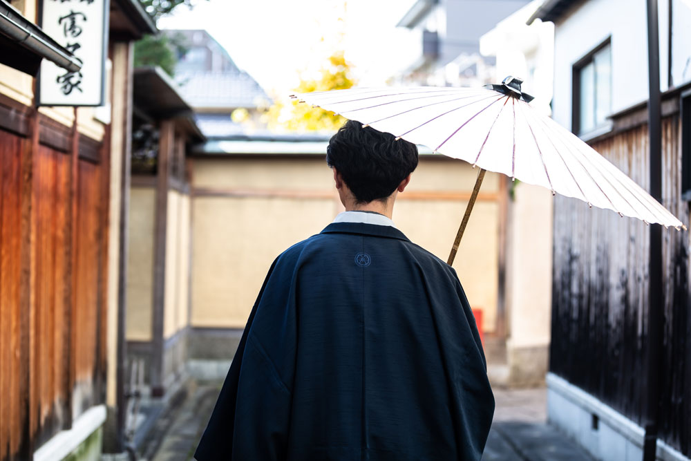男着物を着て京都観光を楽しむ